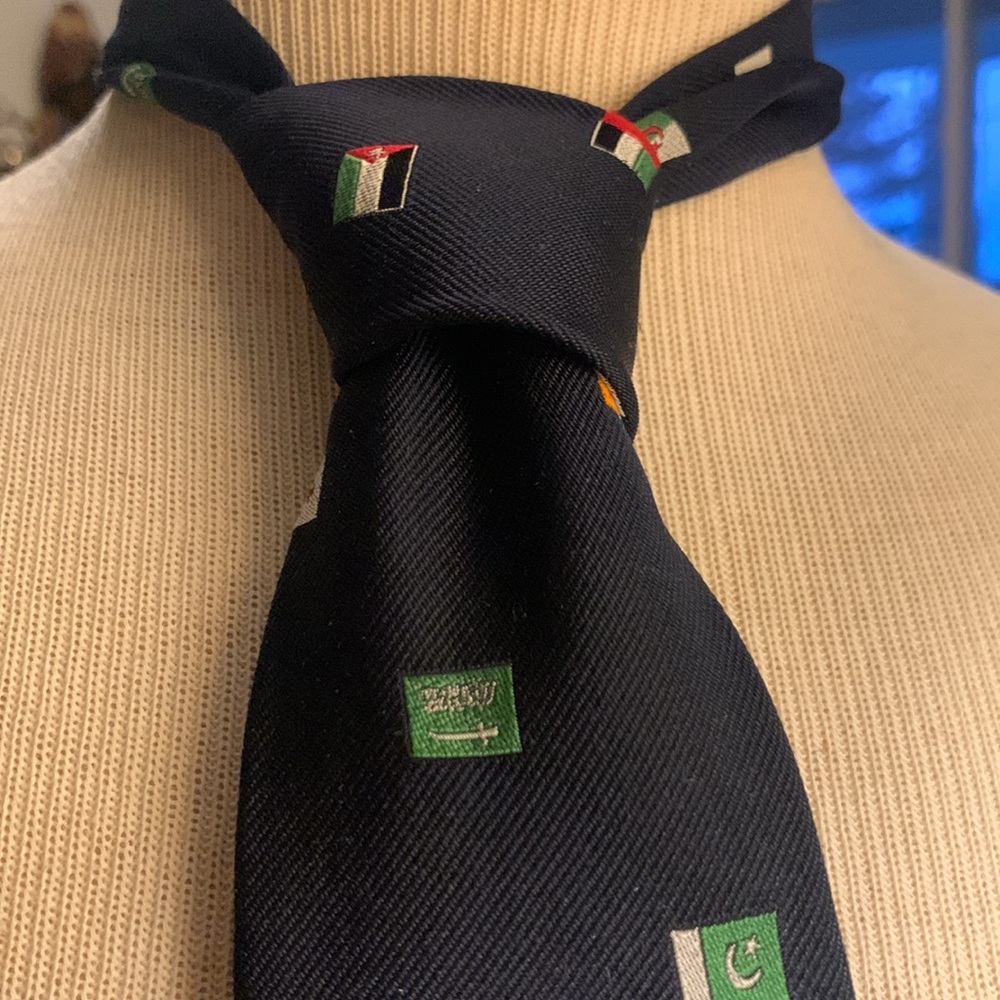 RARE AMEX BANKING CORPORATE PAN-ARAB/MUSLIM NECKTIE WITH FLAGS OF MANY NATIONS